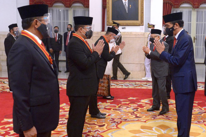 Presiden Joko Widodo memberi ucapan selamat kepada para penerima Tanda Kehormatan Bintang Mahaputera, dan Bintang Jasa.