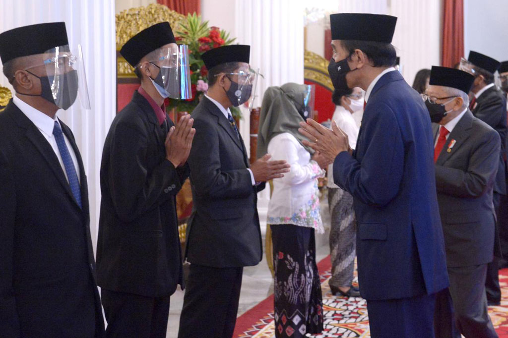 Presiden Joko Widodo memberi ucapan selamat kepada para penerima Tanda Kehormatan Bintang Mahaputera, dan Bintang Jasa.