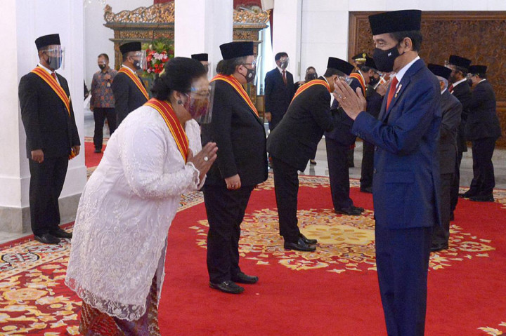 Presiden Joko Widodo memberi ucapan selamat kepada para penerima Tanda Kehormatan Bintang Mahaputera, dan Bintang Jasa.