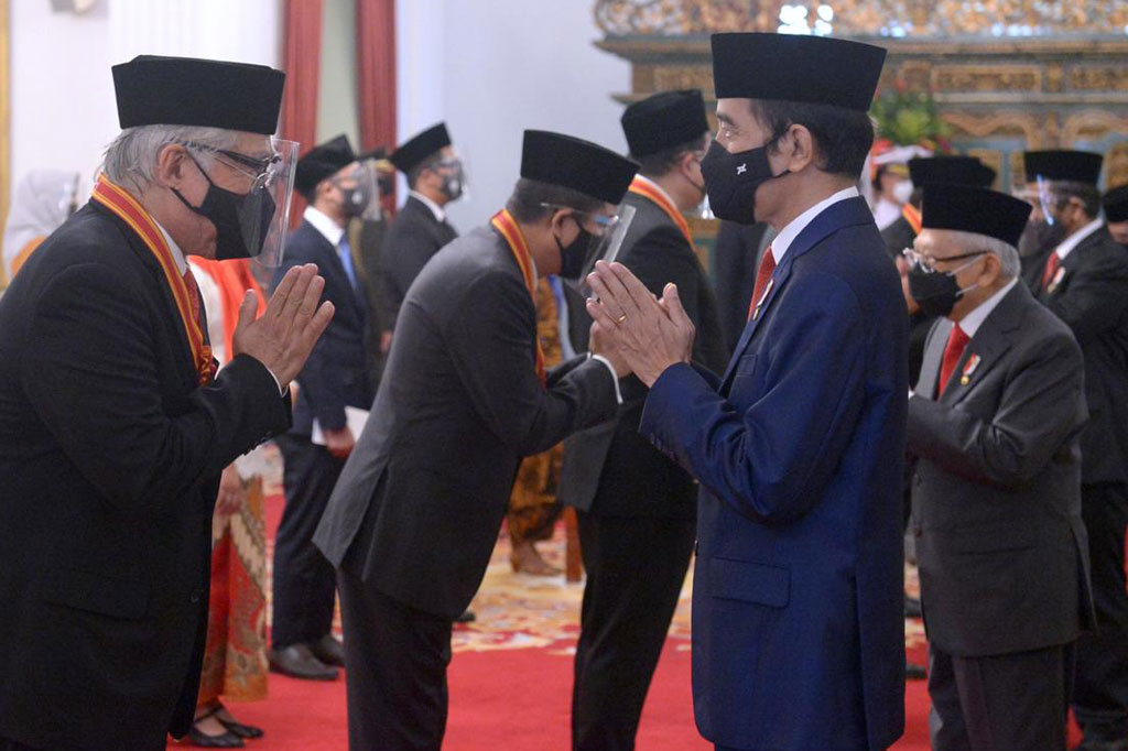 Presiden Joko Widodo memberi ucapan selamat kepada para penerima Tanda Kehormatan Bintang Mahaputera, dan Bintang Jasa.