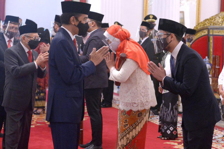 Presiden Joko Widodo memberi ucapan selamat kepada para penerima Tanda Kehormatan Bintang Mahaputera, dan Bintang Jasa.