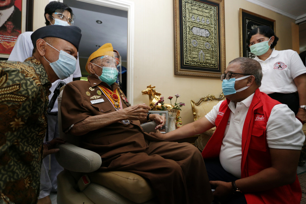 Sekretaris Jenderal Kementerian Sosial Hartono Laras (kedua kanan) bersilaturahmi ke kediaman Perintis Kemerdekaan KRMH Soerjowirjohadipoetro di kawasan Selong, Kebayoran Baru, Jakarta Selatan.