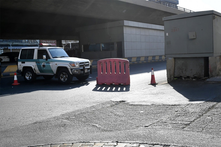 Polisi Saudi menutup jalan yang mengarah ke pemakaman non-Muslim di kota Jeddah, usai ledakan bom yang terjadi saat upacara peringatan Perang Dunia I tengah berlangsung di pemakaman tersebut.