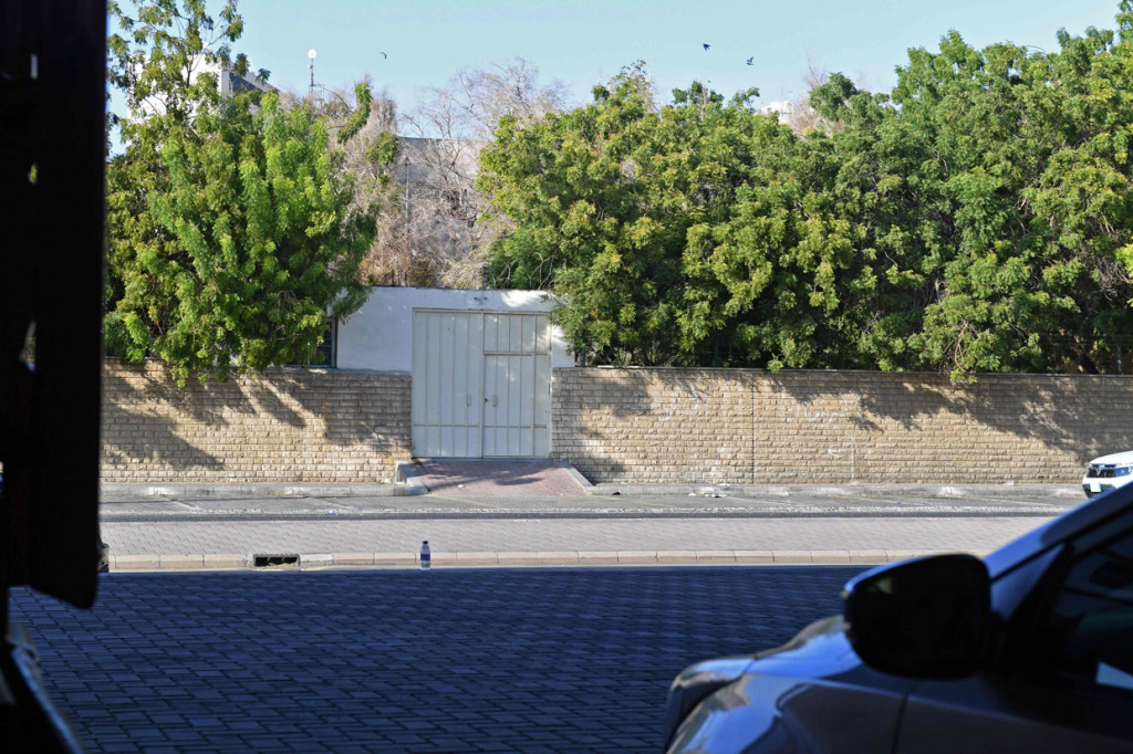 Prancis pun mengutuk keras serangan pengecut yang tidak bisa dibenarkan ini. Beberapa jam setelah insiden itu, otoritas lokal dari gubernur Saudi di Mekkah mengatakan, seorang warga negara Yunani dan seorang petugas keamanan Saudi terluka dalam serangan tersebut.