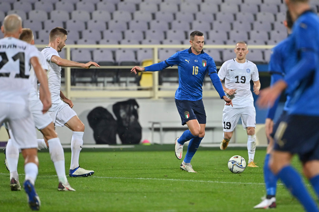 Dominasi Italia kemudian menghasilkan gol kedua pada menit ke-27. Federico Bernardeschi bergerak memotong dari kanan kemudian melepaskan sepakan kaki kiri dari luar kotak penalti yang menembus sudut gawang Estonia.