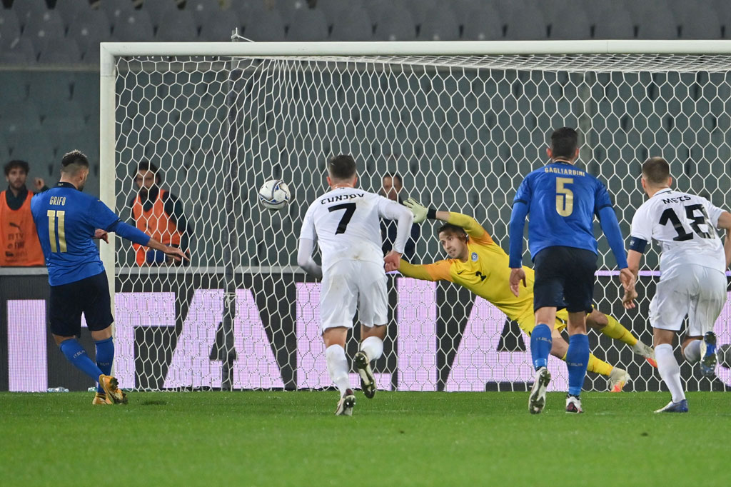 Grifo akhirnya mengemas gol keduanya dari titik putih pada menit ke-75, setelah Roberto Gagliardini dijatuhkan Georgi Tunjov di kotak terlarang.