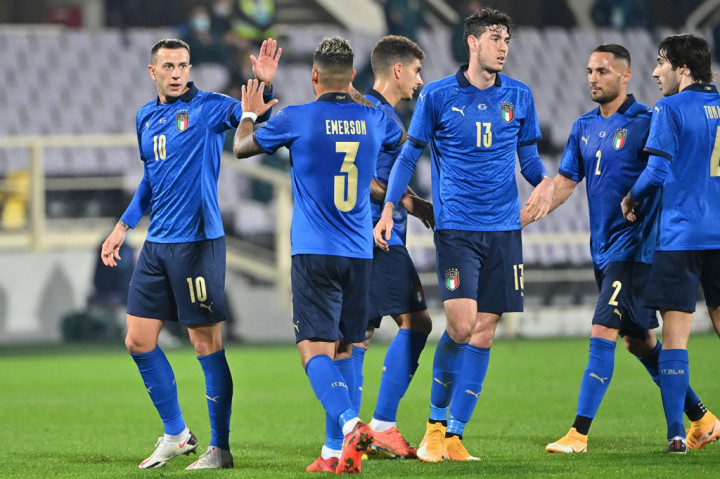 Federico Bernardeschi (kiri) melakukan selebrasi bersama rekan-rekan setimnya usai mencetak  gol pertamanya untuk Italia sejak Oktober 2019.