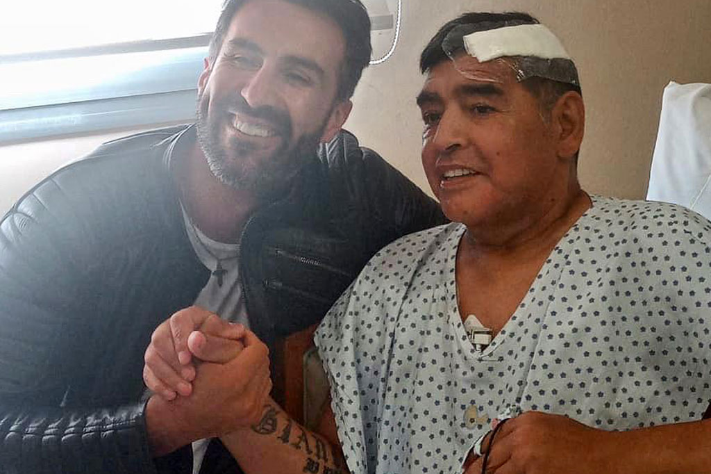 Legenda sepak bola Argentina Diego Maradona berjabat tangan dengan dokternya Leopoldo Luque, sebelum meninggalkan rumah sakit di Buenos Aires pada Rabu, 11 November 2020 waktu setempat.