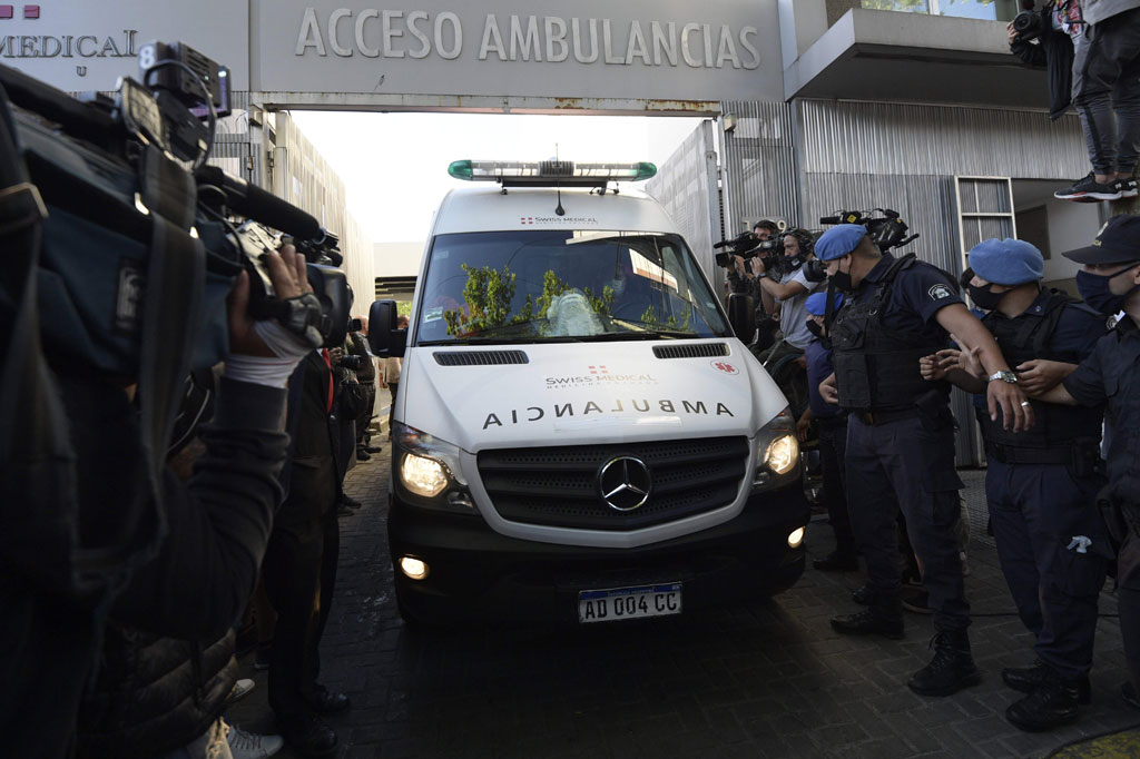 Maradona meninggalkan klinik Olivos di Buenos Aires dengan ambulans tak lama setelah dokternya Leopoldo Luque mengatakan kepada wartawan bahwa mantan pemain Napoli tersebut bisa pulang.