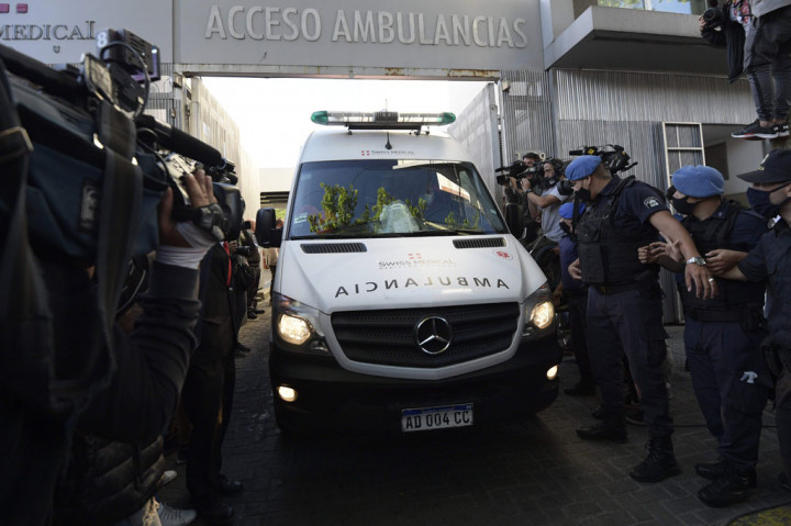 Maradona meninggalkan klinik Olivos di Buenos Aires dengan ambulans tak lama setelah dokternya Leopoldo Luque mengatakan kepada wartawan bahwa mantan pemain Napoli tersebut bisa pulang.