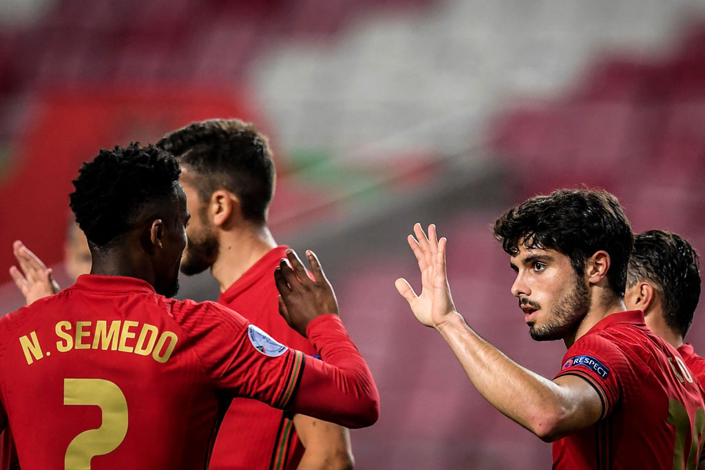 Portugal hanya membutuhkan delapan menit untuk mendapatkan gol pertamanya. Pemain muda Wolverhampton Pedro Neto membukukan gol debutnya dengan sepakan setengah voli, mengakhiri kerja sama apik yang dilakukan Sergio Oliveira dan Paulinho.