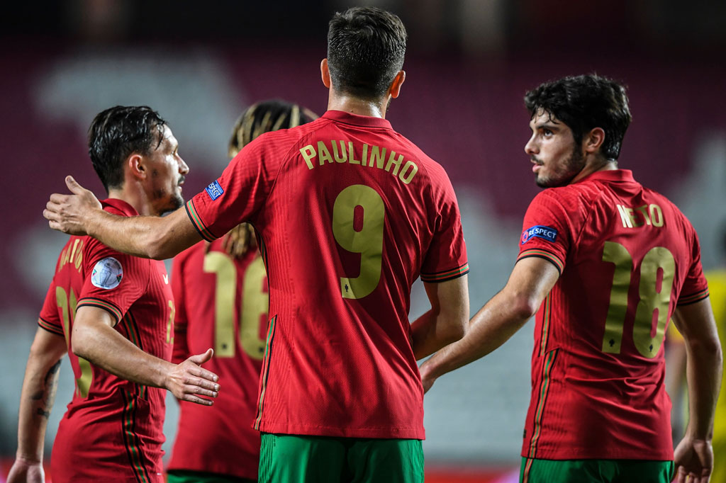 Tuan rumah menggandakan keunggulan pada menit ke-29 lewat sepakan Paulinho menuntaskan umpan silang Nelson Semedo.