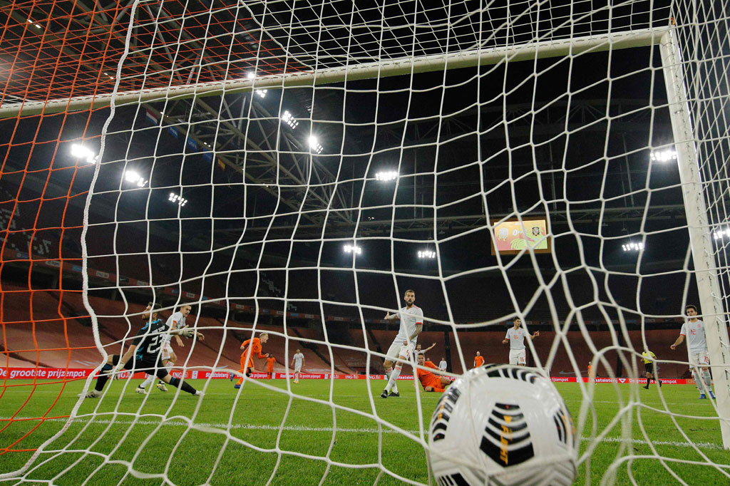 Di babak kedua Belanda menguasai jalannnya pertandingan dan Donny Van de Beek menyamakan kedudukan pada menit ke-47, dengan keberhasilannya menaklukkan kiper debutan Spanyol Unai Simon di tiang dekat.