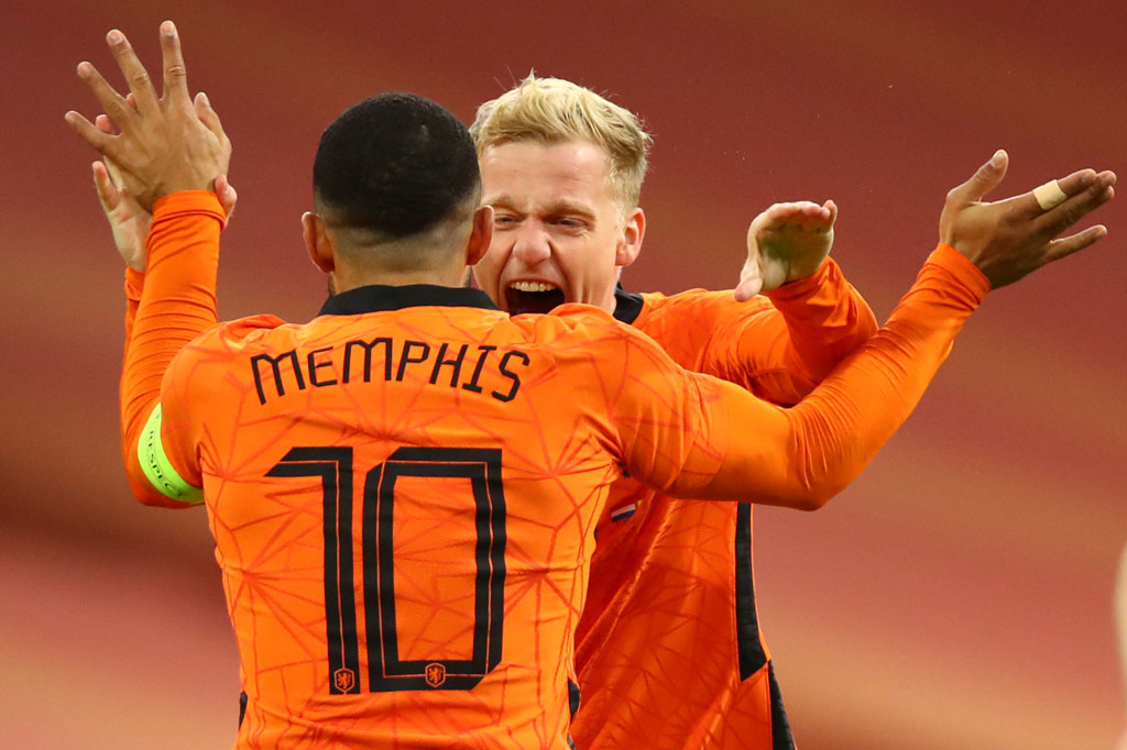 Donny Van de Beek melakukan selebrasi bersama kapten tim Memphis Depay usai mencetak gol penyama kedudukan.