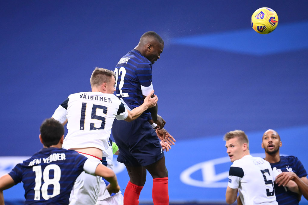 Prancis sempat mengancam lebih dulu melalui situasi sepak pojok Lucas Digne dan disambut Marcus Thuram. Sayang tandukan penyerang Borussia Moenchengladbach itu masih membentur mistar gawang.