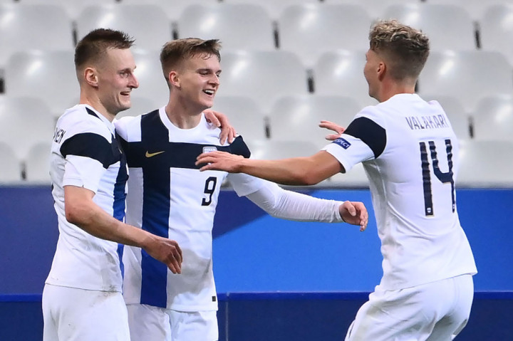 Di tengah tekanan, Finlandia justru mencuri keunggulan lewat Marcus Forss, yang berhasil mengatasi kawalan Clement Lenglet sebelum melepaskan tembakan untuk menaklukkan kiper Steve Mandanda pada menit ke-28.