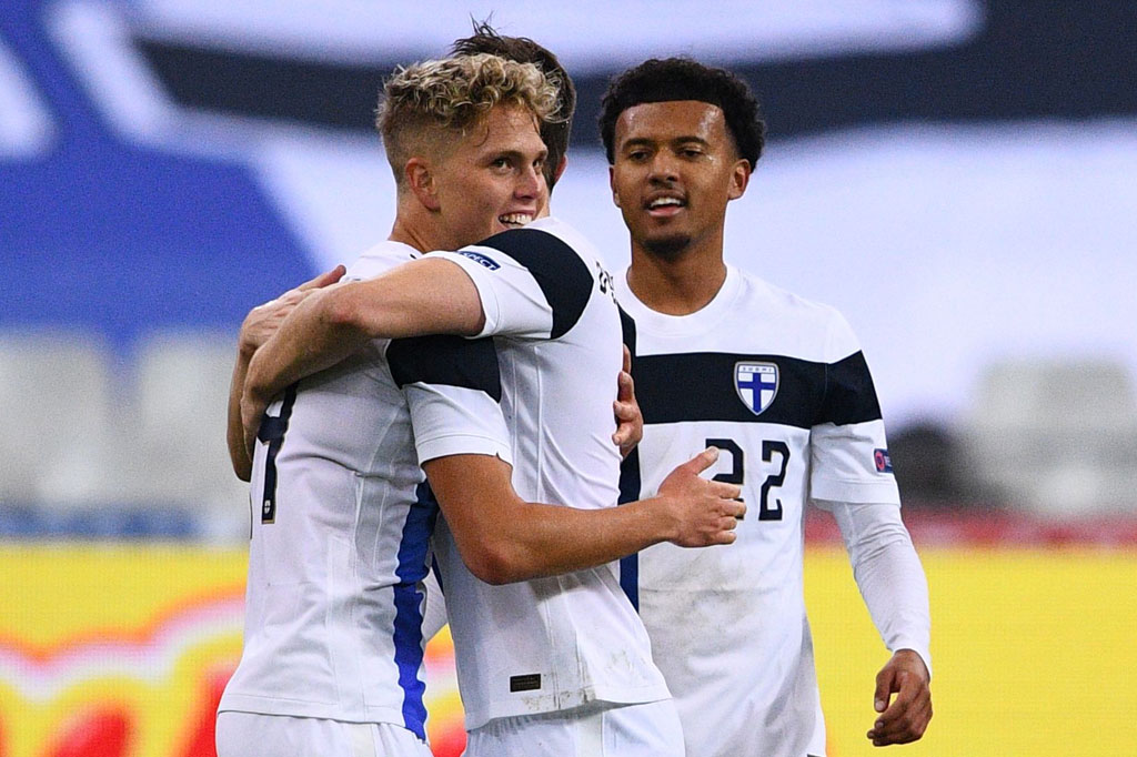 Onni Valakari (kiri) melakukan selebrasi bersama rekan-rekan setimnya usai menaklukkan kiper Prancis Steve Mandanda.