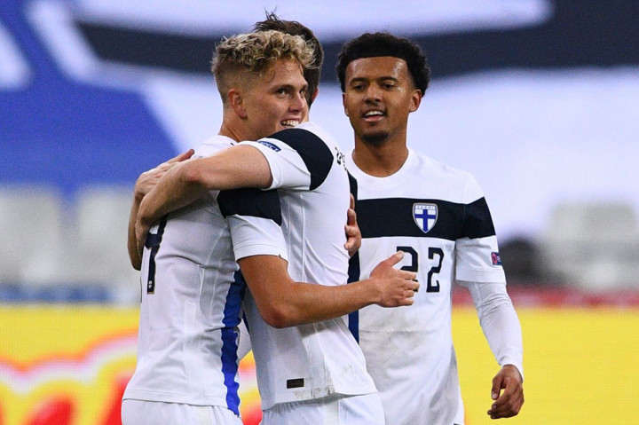 Onni Valakari (kiri) melakukan selebrasi bersama rekan-rekan setimnya usai menaklukkan kiper Prancis Steve Mandanda.