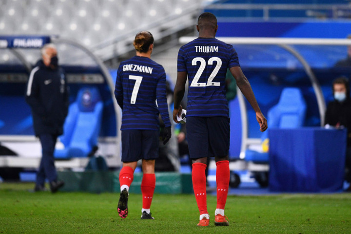 Para pemain Timnas Prancis berjalan lunglai saat meninggalkan lapangan.