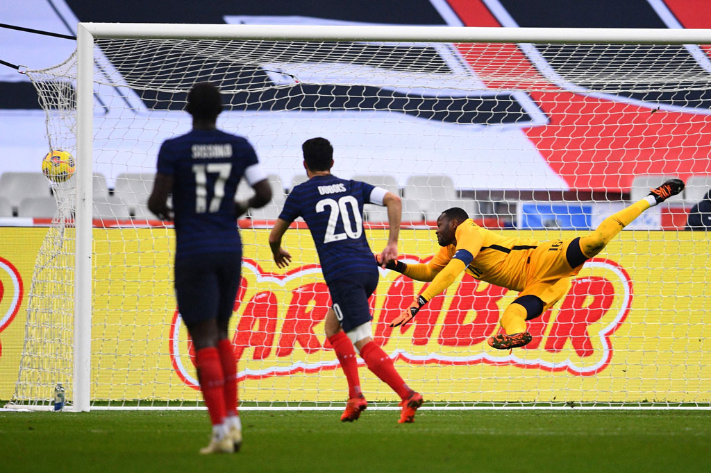 Saat tuan rumah belum sempat bangkit dari keterkejutan, Finlandia justru menggandakan keunggulan tiga menit berselang lewat sebuah serangan balik yang diakhiri sepakan sempurna Onni Valakari ke pojok kiri atas gawang tak memberi kesempatan Mandanda berreaksi.