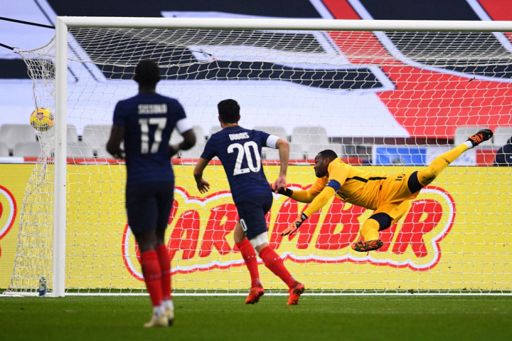 Saat tuan rumah belum sempat bangkit dari keterkejutan, Finlandia justru menggandakan keunggulan tiga menit berselang lewat sebuah serangan balik yang diakhiri sepakan sempurna Onni Valakari ke pojok kiri atas gawang tak memberi kesempatan Mandanda berreaksi.