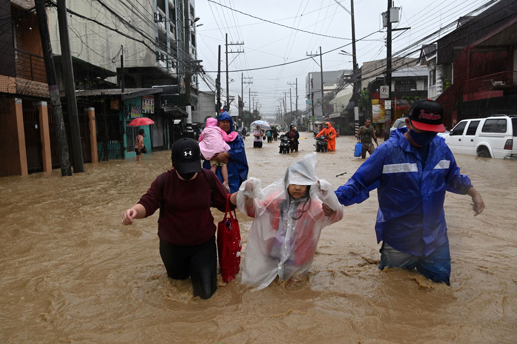 Topan ketiga yang melanda Filipina dalam beberapa minggu terakhir menyebabkan banjir besar di Manila pada Kamis, 12 November 2020. Banjir membuat beberapa orang terjebak di atap rumah dan merenggut setidaknya satu nyawa di bagian lain negara itu.