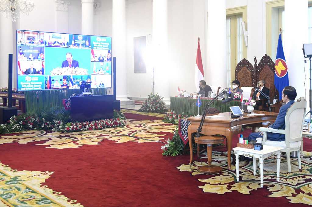 Pada hari ini, Presiden Joko Widodo akan mengikuti lima KTT melalui konferensi video, antara lain KTT Pleno ke-37 ASEAN, KTT ke-23 ASEAN dengan RRT, KTT ke-21 ASEAN dengan Korea Selatan, KTT ke-23 ASEAN dengan Jepang, serta KTT ke-17 ASEAN dengan India.