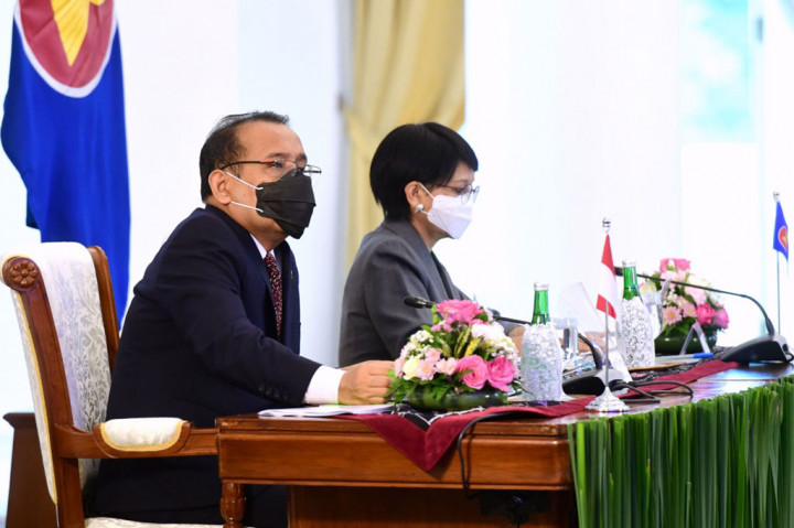 Turut hadir mendampingi Presiden saat menghadiri KTT ke-37 ASEAN secara virtual yaitu Menteri Sekretaris Negara Pratikno, Menteri Luar Negeri Retno Marsudi, dan Wakil Tetap RI untuk ASEAN Ade Padmo Sarwono.