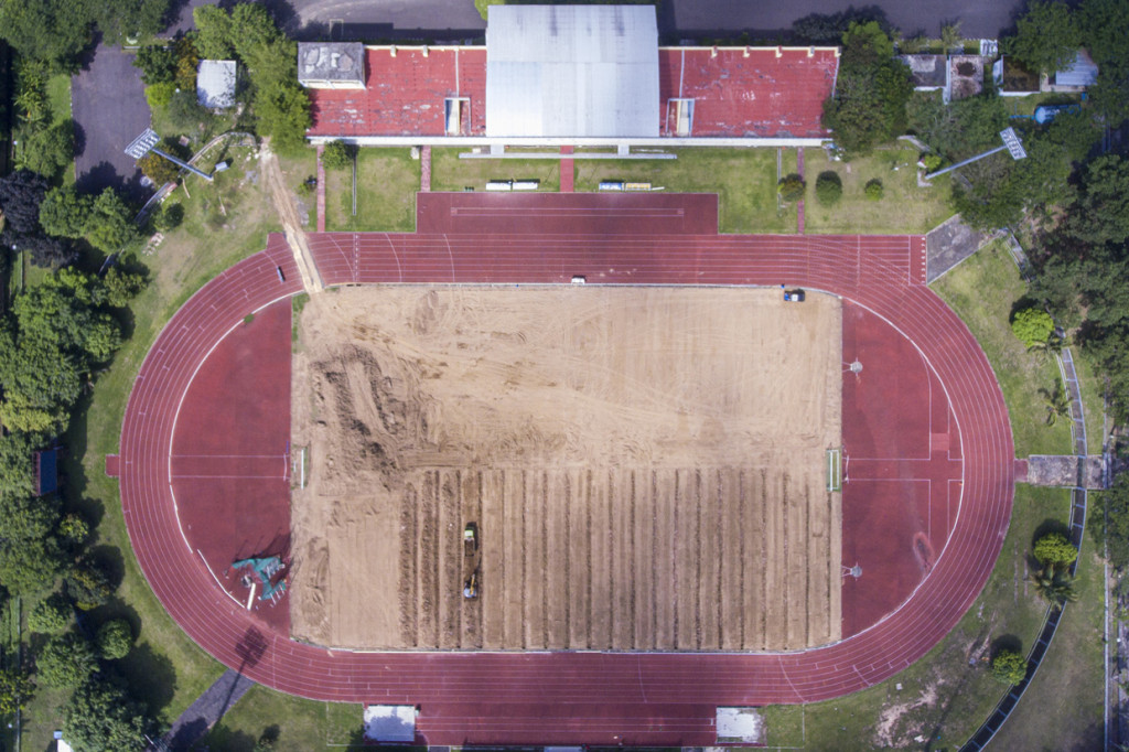 Foto aerial renovasi arena atletik Jakabaring Sport City (JSC) di Palembang, Sumatera Selatan.
