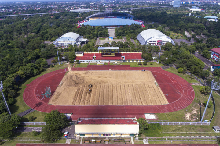 Foto aerial renovasi arena atletik Jakabaring Sport City (JSC) di Palembang, Sumatera Selatan.