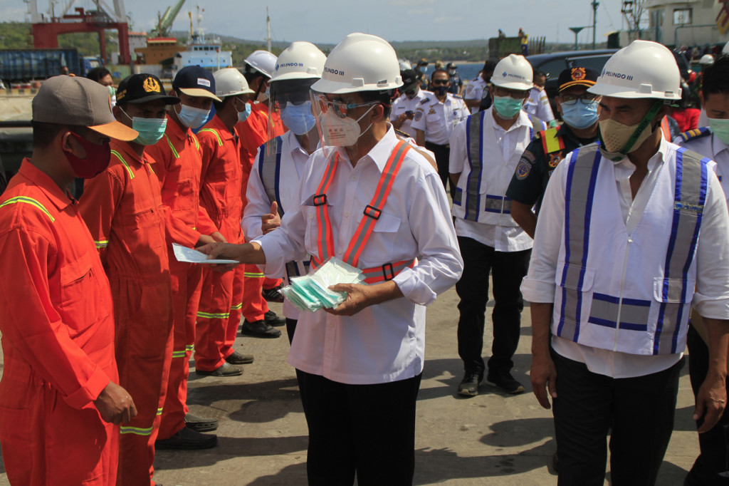 Menhub Budi Karya Sumadi (tengah) didampingi Gubernur NTT Victor B Laiskodat (kanan) membagi-bagikan masker kepada ABK kapal ternak KM Camara Nusantara di dermaga Tenau Kupang, NTT.