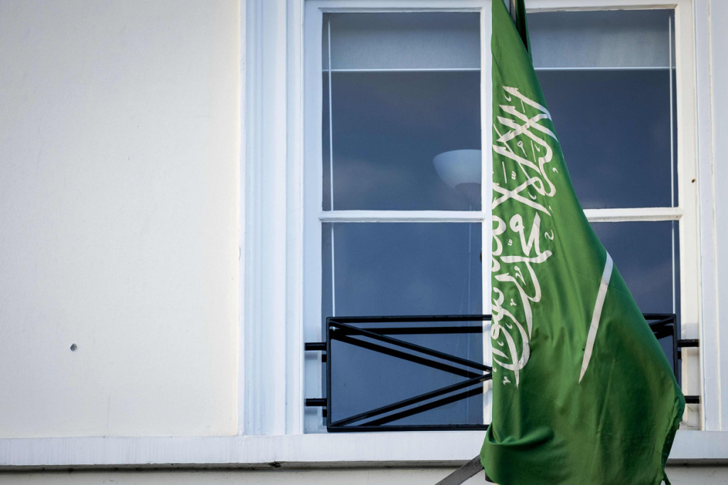 Polisi Belanda mengarah ke gedung ke Kedutaan Besar Arab Saudi setelah bangunan itu terkena tembakan pada Kamis, 12 November 2020, dini hari waktu setempat.