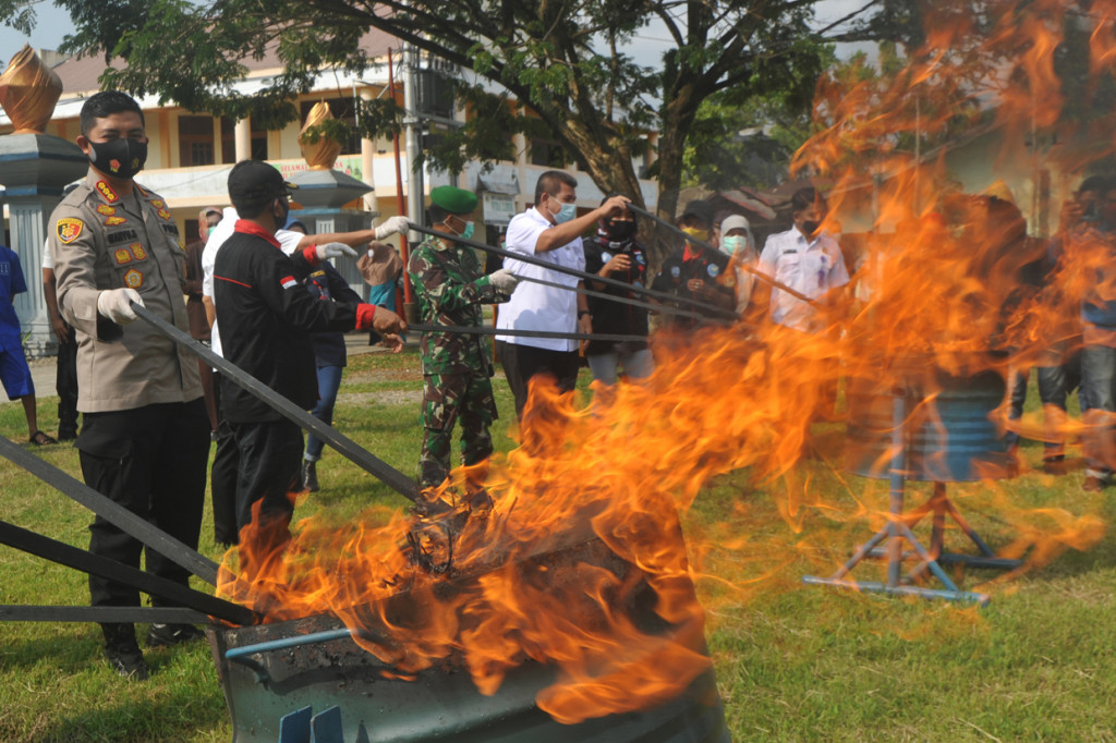 Dirresnarkoba Polda Sumbar, Kombes Pol Wahyu Sri Bintoro (kiri), bersama pihak terkait dan petugas Badan Narkotika Nasional Provinsi (BNNP) Sumbar memusnahkan barang bukti ganja kering dengan cara dibakar, di Padang, Sumatera Barat.