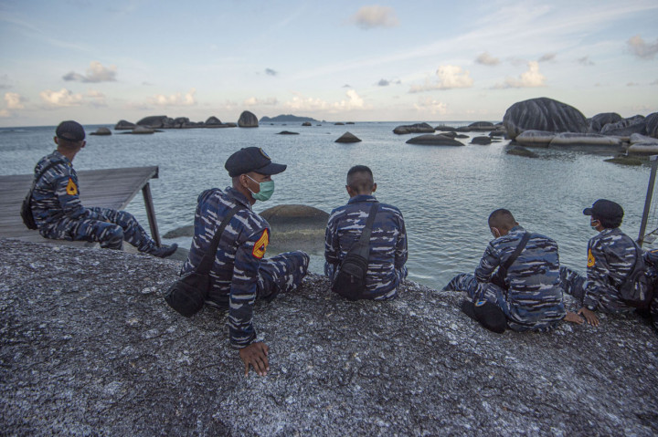 Taruna-taruni AAL tingkat III angkatan ke-67 mengunjungi situs geologi Alif Stone Park di Bunguran Timur, Kabupaten Natuna, Kepulauan Riau.