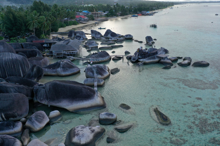 Batuan granit terhampar di perairan kawasan situs geologi Alif Stone Park di Bunguran Timur, Kabupaten Natuna, Kepulauan Riau.