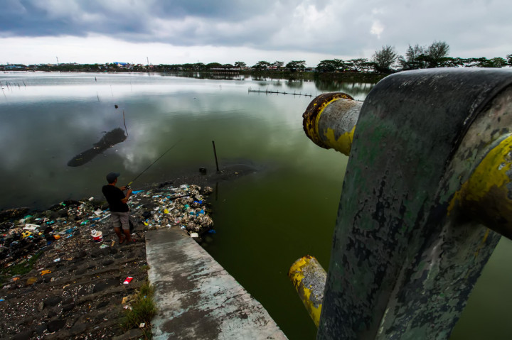 Pemerintah setempat telah melarang aktivitas budidaya ikan, memancing dan mengomsusi ikan di area waduk tersebut karena tercemar limbah mercuri yang diketahui setelah dilakukan uji sampel laboratorium pada oktober 2020 lalu. 