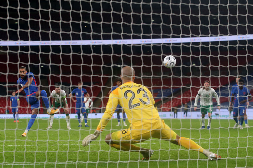 Dominic Calvert-Lewin bertugas sebagai algojo dan mengeksekusi penalti dengan sempurna ke pojok kiri atas gawang tak terjangkau Randolph untuk menambah keunggulan Inggris pada menit ke-56.