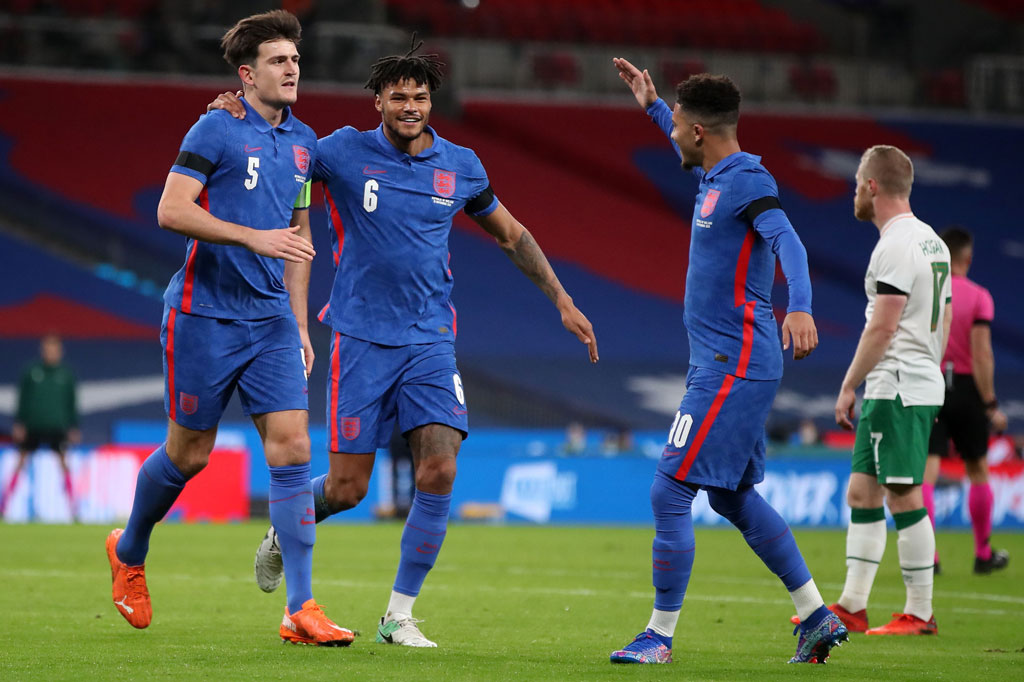 Gol pembuka Harry Maguire disambut gembira rekan-rekan setimnya.
