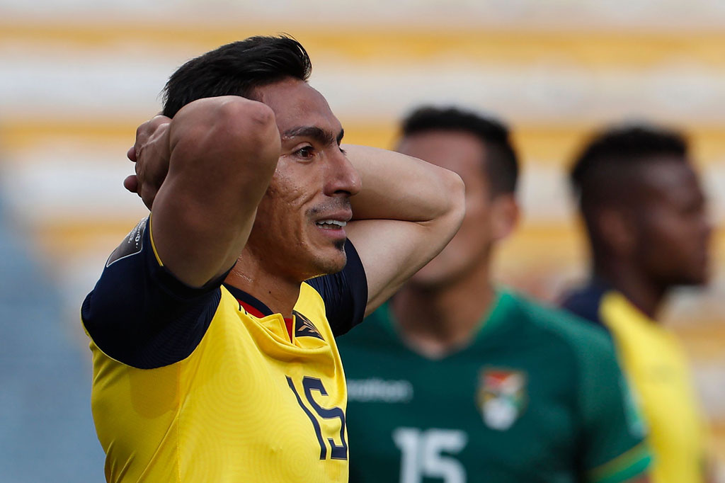 Tim tamu mengancam sejak awal laga. Dua peluang didapat Ekuador lewat sundulan Robert Arboleda yang masih melambung, serta tandukan Angel Mena yang masih dapat diantisipasi kiper Bolivia.