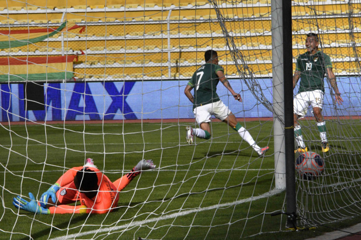 Bolivia balas mengancam dan berhasil memecah kebuntuan pada menit ke-37 lewat tembakan kaki kiri Juan Arce memaksimalkan operan Jorge Flores. Skor 1-0 bertahan hingga jeda.