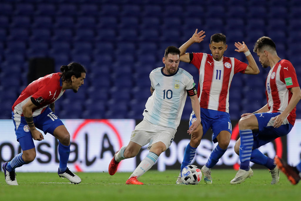 Tampil di kandang sendiri, Argentina mencoba mengambil inisiatif serangan sejak pertandingan dimulai. Lionel Messi dan kawan-kawan ingin terus melanjutkan catatan positif yang telah mereka raih di dua laga sebelumnya.