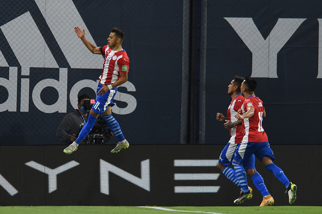 Angelo Romero melakukan selebrasi usai menjebol gawang Tim Tango.