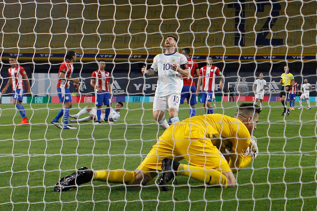 Tertinggal satu gol, Argentina mencoba bangkit dan Lionel Messi beberapa kali berusaha untuk menciptakan peluang.
