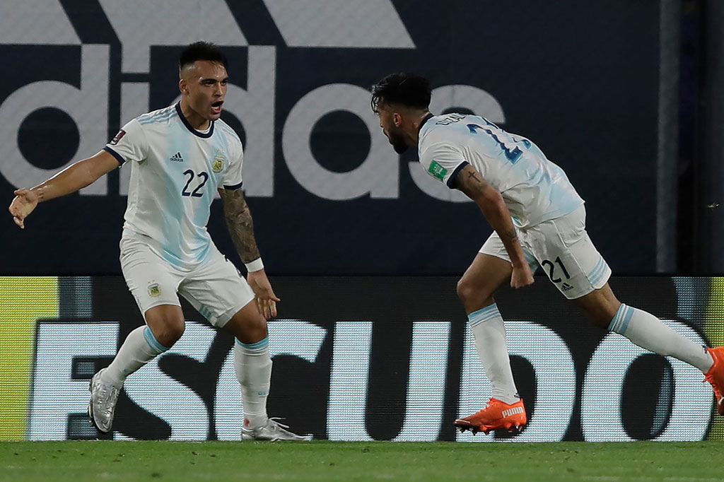 Memanfaatkan sepak pojok Giovani Lo Celso, Gonzalez berhasil menyundul bola melewati kiper Anthony Silva. Kedudukan berubah menjadi 1-1 dan bertahan hingga babak pertama berakhir.