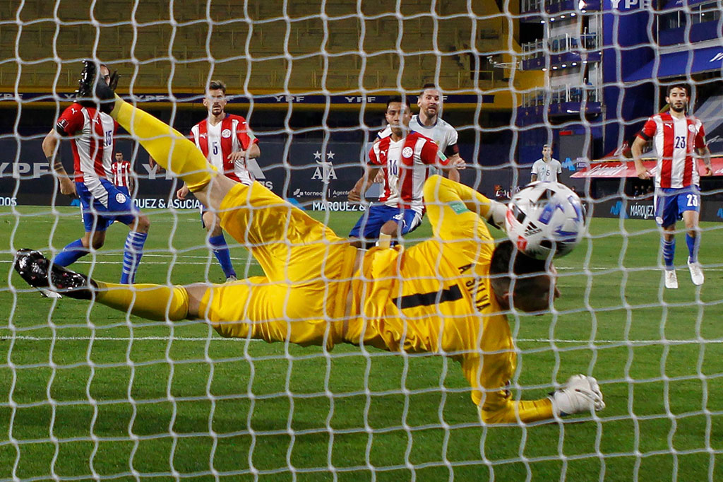 Memasuki babak kedua Argentina mendominasi permainan. 

Lionel Messi berhasil membawa tuan rumah unggul pada menit ke-58. Tetapi gol tersebut dianulir karena VAR melihat adanya sebuah pelanggaran sebelum golnya terjadi.