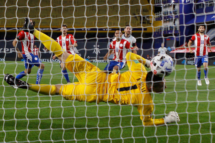 Memasuki babak kedua Argentina mendominasi permainan. 

Lionel Messi berhasil membawa tuan rumah unggul pada menit ke-58. Tetapi gol tersebut dianulir karena VAR melihat adanya sebuah pelanggaran sebelum golnya terjadi.