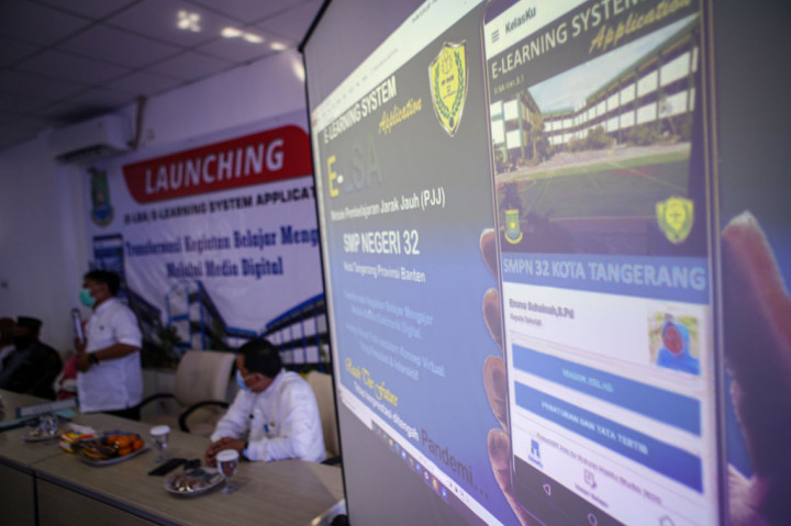 Plt Kepala Dinas Pendidikan Kota Tangerang Jamaluddin (kedua kanan) menghadiri acara peluncuran E-Learning System Application di SMPN 32 Kota Tangerang, Banten, Jumat, 13 November 2020.