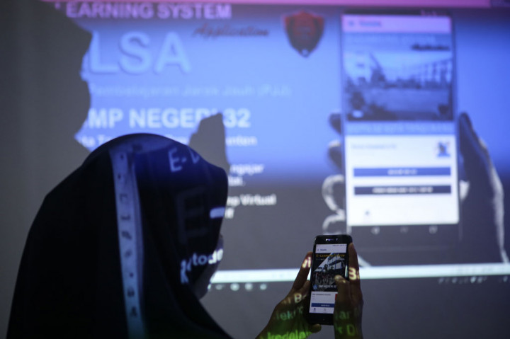 Seorang pelajar mengakses aplikasi E-Learning System Application saat acara peluncurannya di SMPN 32 Kota Tangerang, Banten.