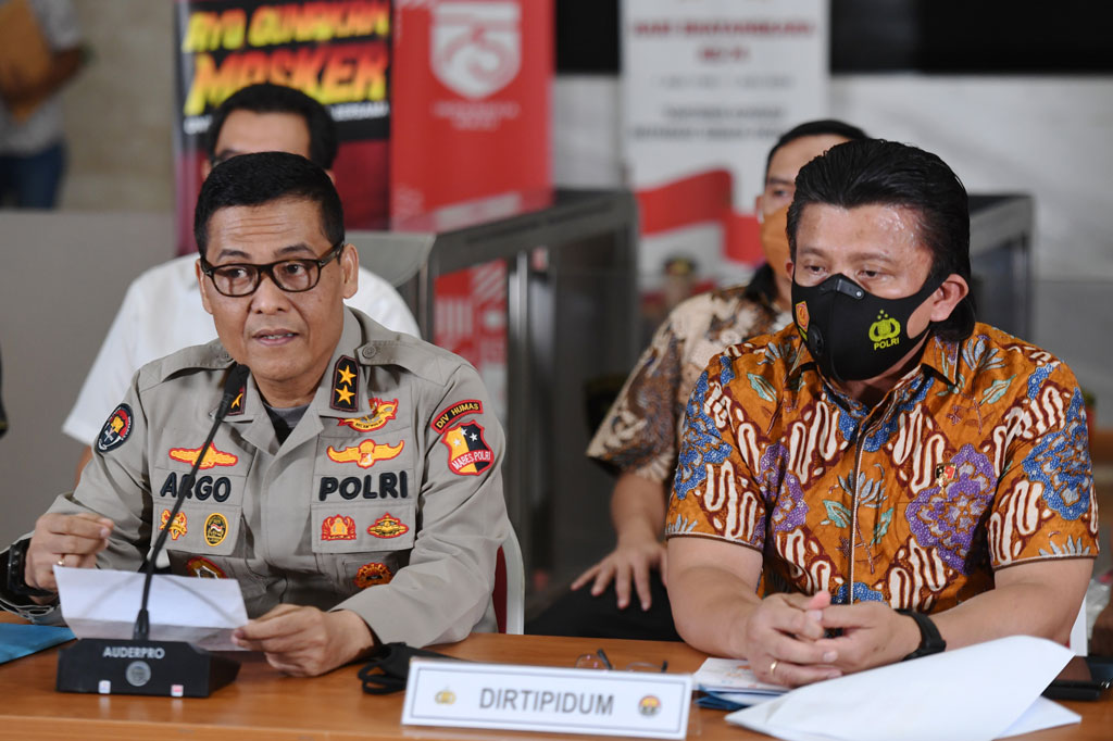 Direktorat Tindak Pidana Umum Bareskrim Polri menetapkan tiga tersangka baru kebakaran gedung utama Kejaksaan Agung yakni terdiri dari pihak swasta berinisial MD, mantan pegawai Kejagung selaku Pejabat Pembuat Komitmen (PPK) berinisial IS, dan J selaku konsultan.