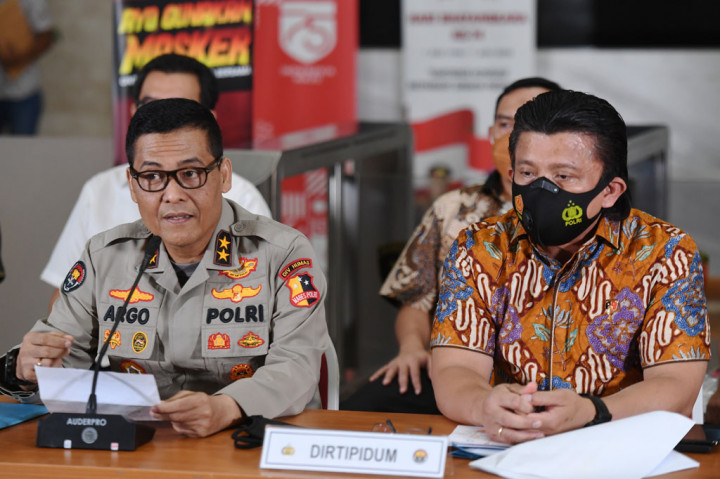 Direktorat Tindak Pidana Umum Bareskrim Polri menetapkan tiga tersangka baru kebakaran gedung utama Kejaksaan Agung yakni terdiri dari pihak swasta berinisial MD, mantan pegawai Kejagung selaku Pejabat Pembuat Komitmen (PPK) berinisial IS, dan J selaku konsultan.